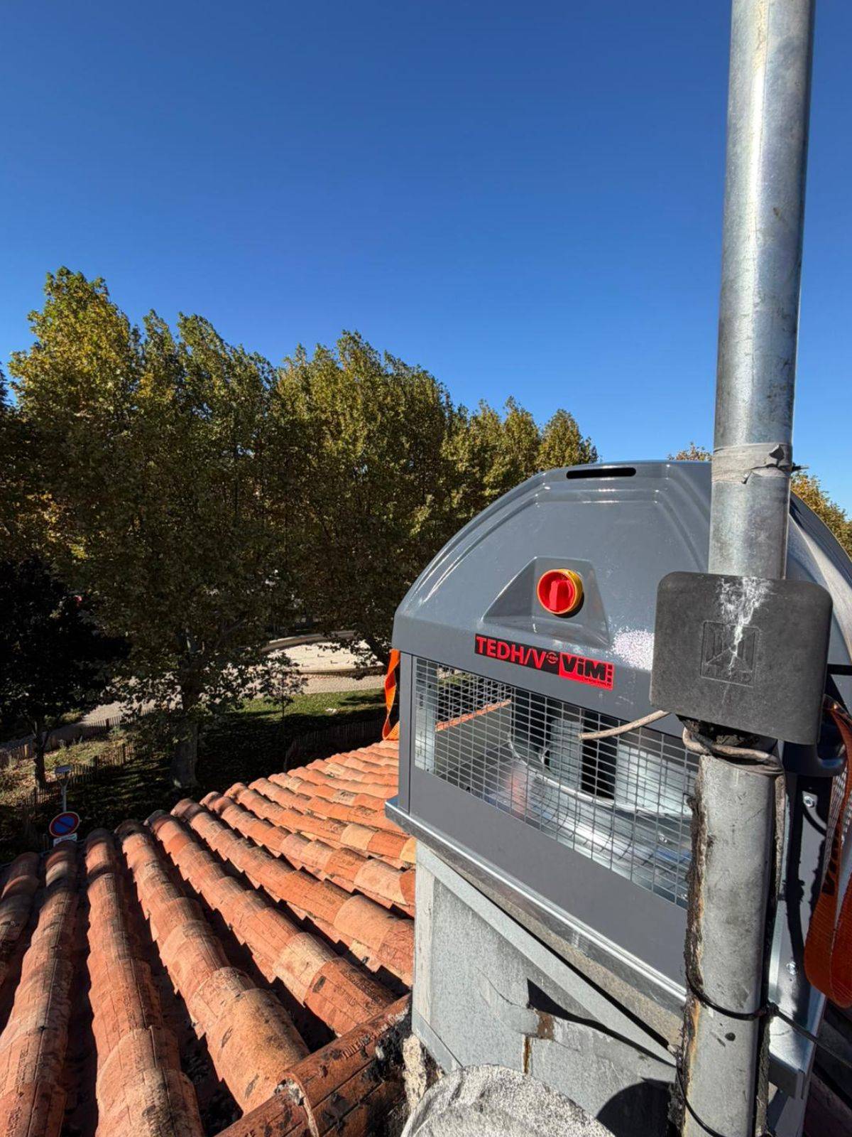Technicien FCM Mermoz installant une tourelle d’extraction sur la hotte d’un restaurant à Salon de Provence