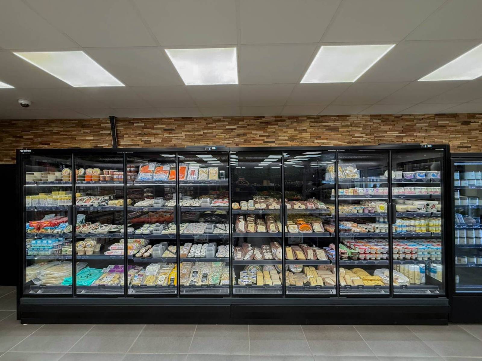 Nouvelle vitrine réfrigérante INFRICO installée pour l’exposition de produits frais chez un primeur à Trets