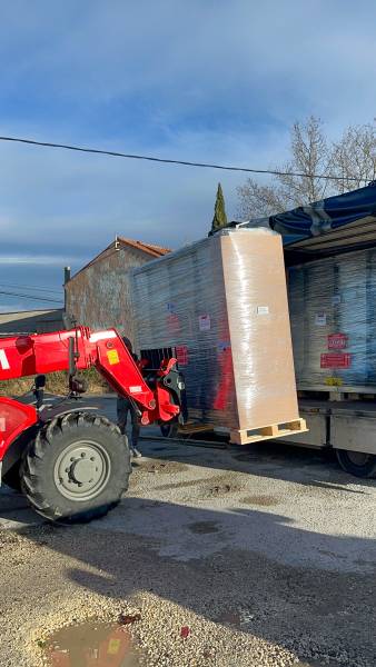 Déchargement de vitrines réfrigérées dans les Alpilles entre Salon-de-Provence et Martigues par FCM Mermoz avec chariot télescopique