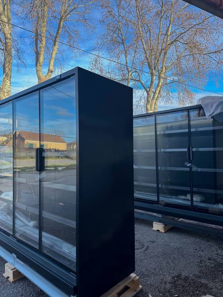 Mise en place d’une vitrine réfrigérée INFRICO pour le remplacement d’une ancienne vitrine murale chez un primeur à Trets