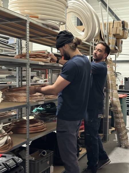 Technicien frigoriste préparant son matériel avant intervention