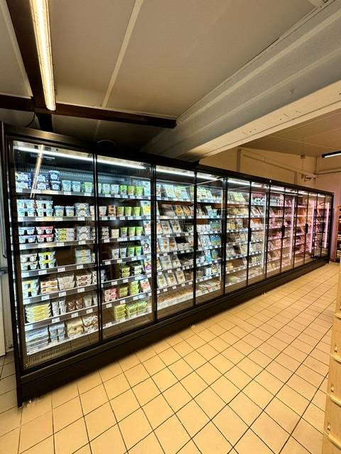 Installation complète de vitrines réfrigérées positives et négatives pour un espace commercial à Marseille